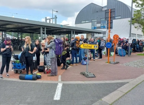 Drukte aan station Mol bij aanvang Graspop