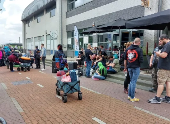 Drukte aan station Mol bij aanvang Graspop