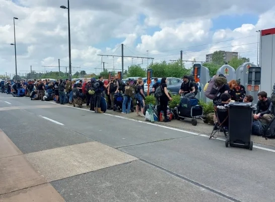 Drukte aan station Mol bij aanvang Graspop