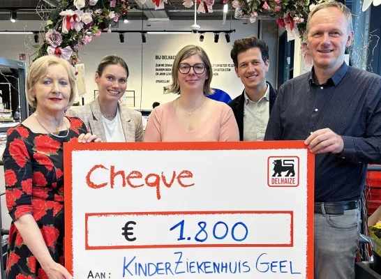 Cuvée Geel Delhaize cheque voor kinderziekenhuis Geel Cuvée Geel Delhaize cheque voor kinderziekenhuis Geel