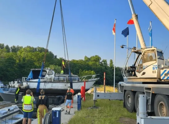 Verloederde boten in de jachthaven in Herentals worden weggetakeld