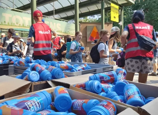kinderen krijgen drinkbus Pennenzakkenrock kinderen krijgen drinkbus Pennenzakkenrock