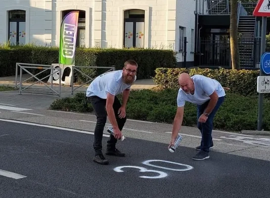 Gemeenteraadsleden Groen Merksplas Jef Schoofs en Jan De Bie tijdens een actie voor de uitbreiding van de zone 30 in de buurt van de kinderopvang Gemeenteraadsleden Groen Merksplas Jef Schoofs en Jan De Bie tijdens een actie voor de uitbreiding van de zone 30 in de buurt van de kinderopvang