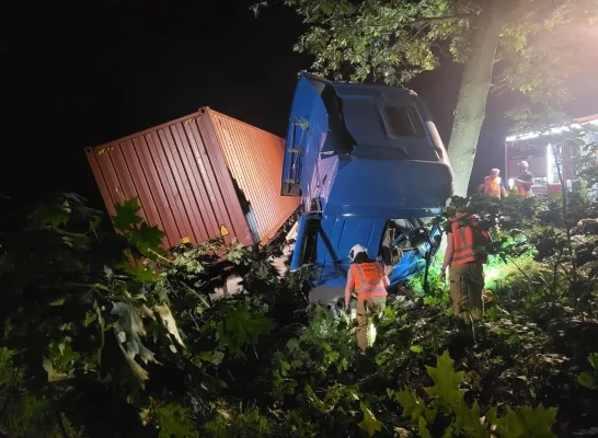 vrachtwagen ongeval berm Turnhout snelweg E34 vrachtwagen ongeval berm Turnhout snelweg E34