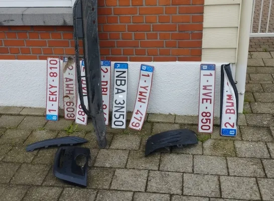 Nummerplaten vallen van auto's Melkouwen Nummerplaten vallen van auto's Melkouwen