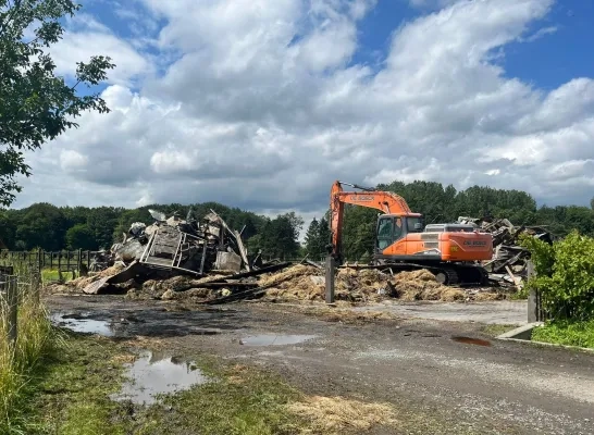 Boerderij Lippelo uitgebrand door blikseminslag Boerderij Lippelo uitgebrand door blikseminslag