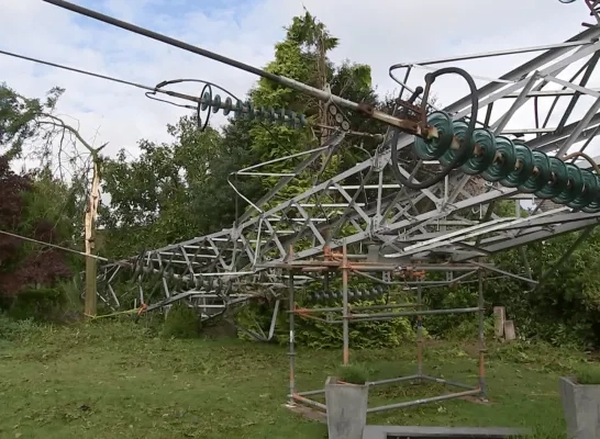 hoogspanningsmast windhoos onweer Leest Mechelen hoogspanningsmast windhoos onweer Leest Mechelen