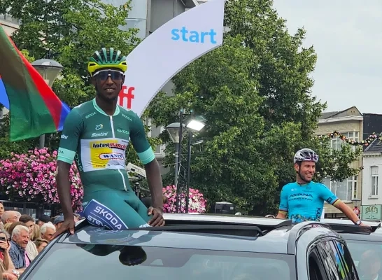 Biniam Girmay tijdens de rennersvoorstelling, Cavendish in de achtergrond
