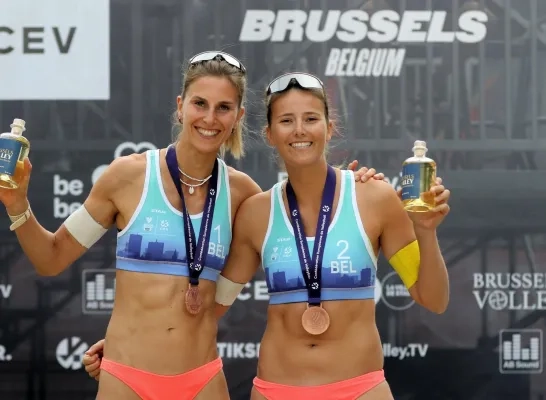 Sarah Cools & Lisa Van den Vonder met hun bronzen medaille Futures tornooi Brussel Sarah Cools & Lisa Van den Vonder met hun bronzen medaille Futures tornooi Brussel