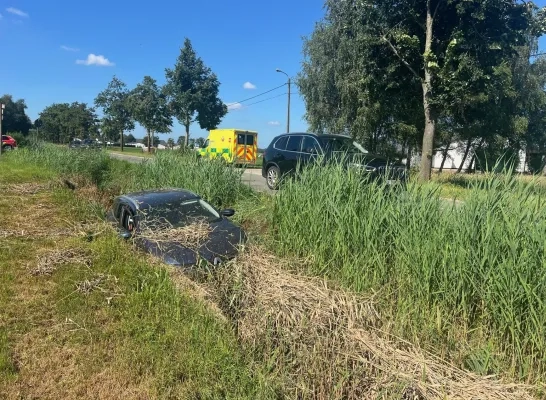 botsing Roerdompstraat Geel auto in gracht botsing Roerdompstraat Geel auto in gracht