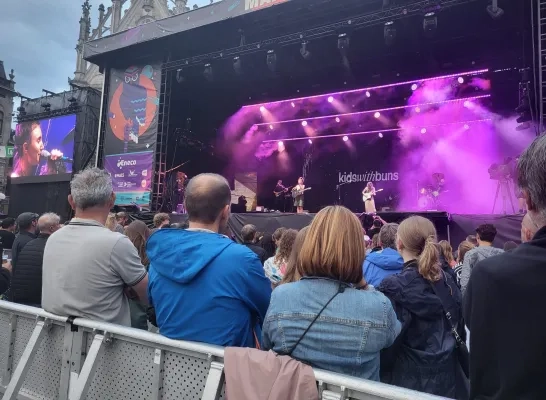 Kids with Buns Maanrock Mechelen Ise noodweer Kids with Buns Maanrock Mechelen Ise noodweer