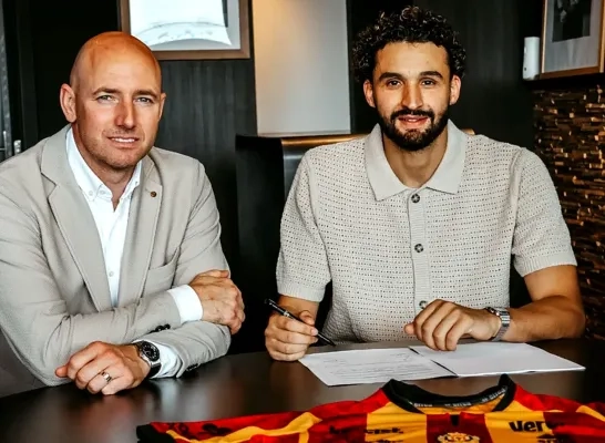 Ahmed Touba (rechts) tekent bij KV Mechelen onder goedkeurend oog van Sportief Directeur Tim Matthys (links) Ahmed Touba (rechts) tekent bij KV Mechelen onder goedkeurend oog van Sportief Directeur Tim Matthys (links)