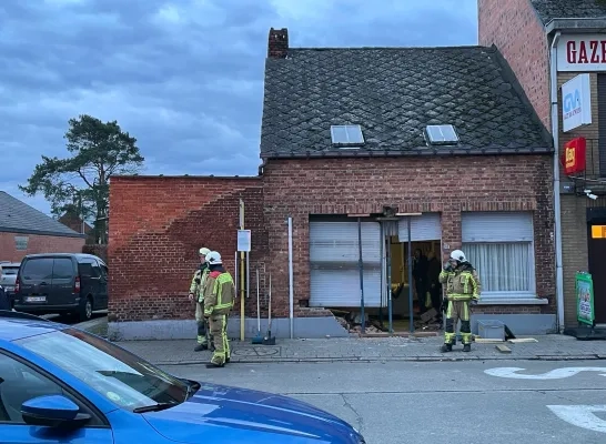 auto in huis heist-op-den-berg ongeval