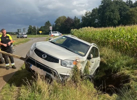 Auto belandt in gracht in Herenthout Auto belandt in gracht in Herenthout