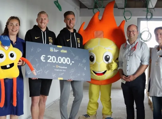 KVC Westerlo schenkt cheque aan Planeet Goudgeel Ziekenhuis Geel KVC Westerlo schenkt cheque aan Planeet Goudgeel Ziekenhuis Geel