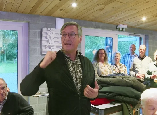 ward kennes spreekt partijgenoten toe na verkiezingsoverwinning 13 oktober 2024