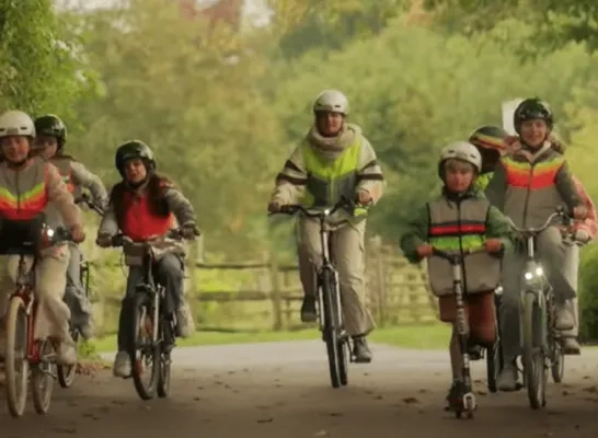 helm op fluo top VSVVerkeerskunde helm op fluo top VSVVerkeerskunde