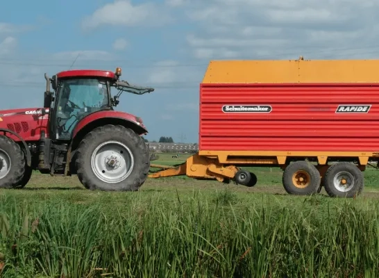 tractor met aanhangwagen rechtenvrij tractor met aanhangwagen rechtenvrij