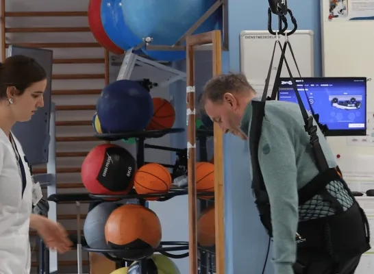 Eén van de patiënten test de Zero-G uit