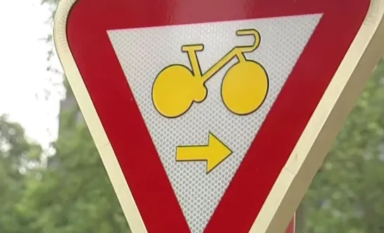 Verkeersbord B22 Fietsers mogen rechtsaf slaan