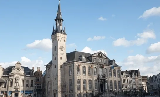 Man aan stadhuis Lier aangevallen door groepje jongeren