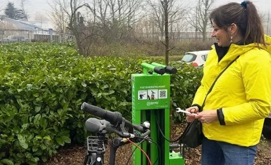 Een fietsherstelpunt van de provincie