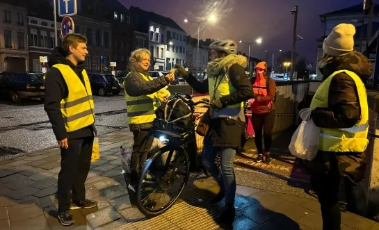 Jong N-VA deelt lichtjes uit aan fietsers