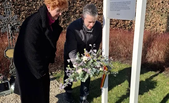 Bloemen bij herdenkingsbord Karel Van Noppen
