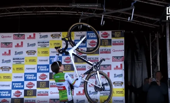 Sanne Cant hangt fiets aan de haak