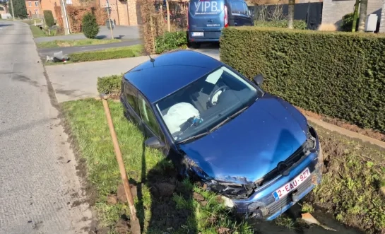auto in gracht na botsing