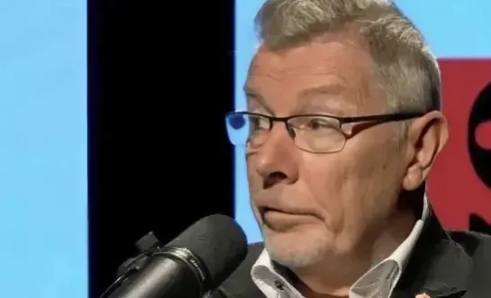 Rudi Kennis tijdens podcastopname op RTV