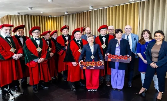 Ghesellen van Aardbei leveren aardbeien aan provinciebestuur