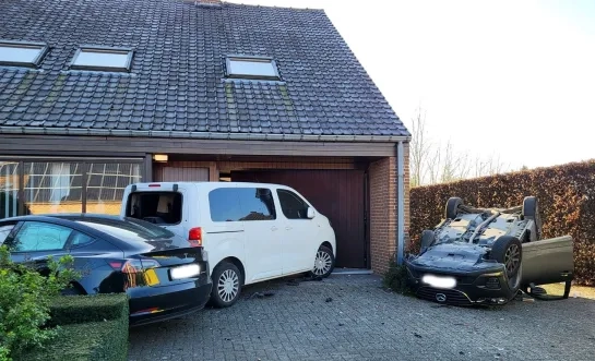 Een wagen kwam op zijn dak terecht na een ongeval in Oevel
