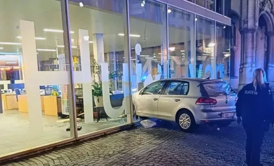 Auto rijdt tegen raam Huis van de Mechelaar