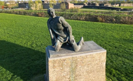 Standbeeld Breendonk De Weerstander