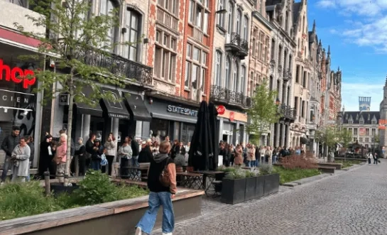 Lange rij koopjesjagers voor Casa-filiaal in Mechelen