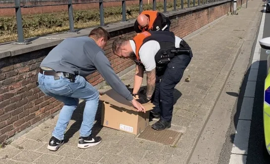 politie Rivierenland redt eendjes