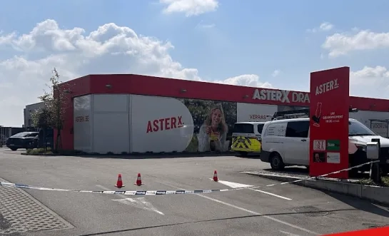 Man met hamer slaat honderden flessen stuk in drankenhandel
