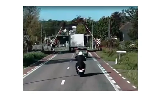Vrachtwagen ramt bijna slagbomen en tegenligger