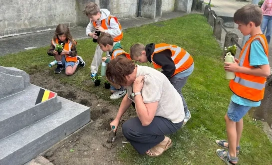 Leerlingen GVB Booischot planten bloemetjes aan oorlogsmonument