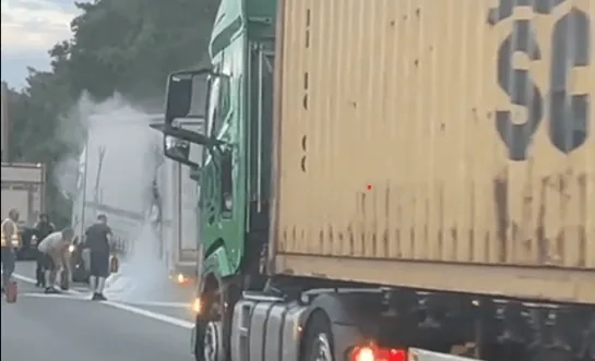 Vrachtwagen in brand op de E313