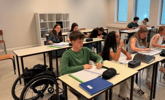 rolstoeltennisser Alexander Lantermann op de schoolbanken in Turnhout