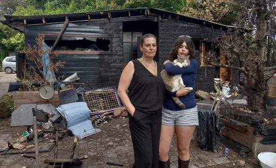 Ann Lenaerts met haar dochter voor haar woning