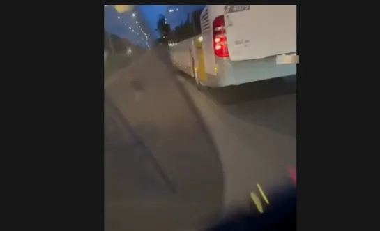 Bus wijkt uit om bromfiets aan te rijden