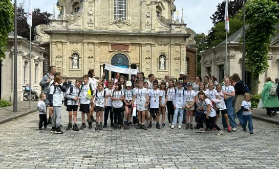 leerlingen uit Tielen stappen naar Scherpenheuvel voor Milly
