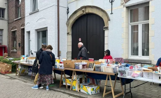 Dichter bij water op de kaai in Sint-Amands 