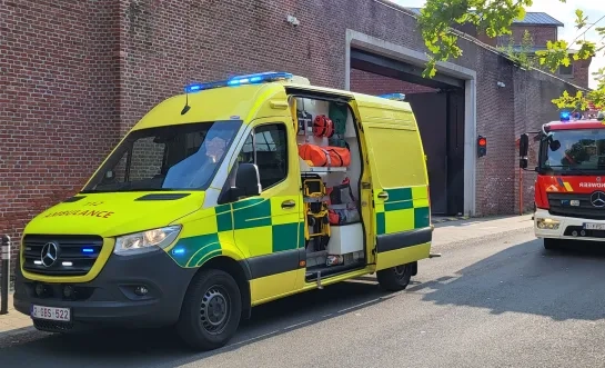 Ziekenwagen aan de gevangenis van Turnhout