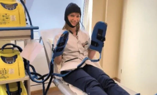 Medewerkers van het internistisch oncologisch daghospitaal tonen de nieuwe koeltoestellen van Hilotherm