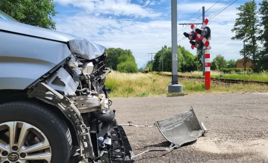 Trein rijdt auto aan
