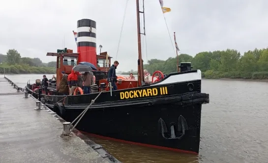 Stoomboot meert af in Sint-Amands